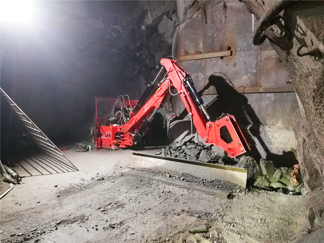 赤峰黄金地下矿山格筛用固定式液压破碎机-山东元征行机械设.